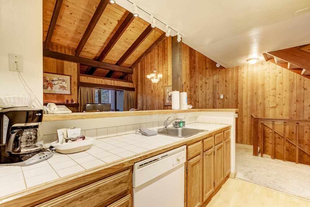 Lakeland Village - Walk to the Beaches of Lake Tahoe!