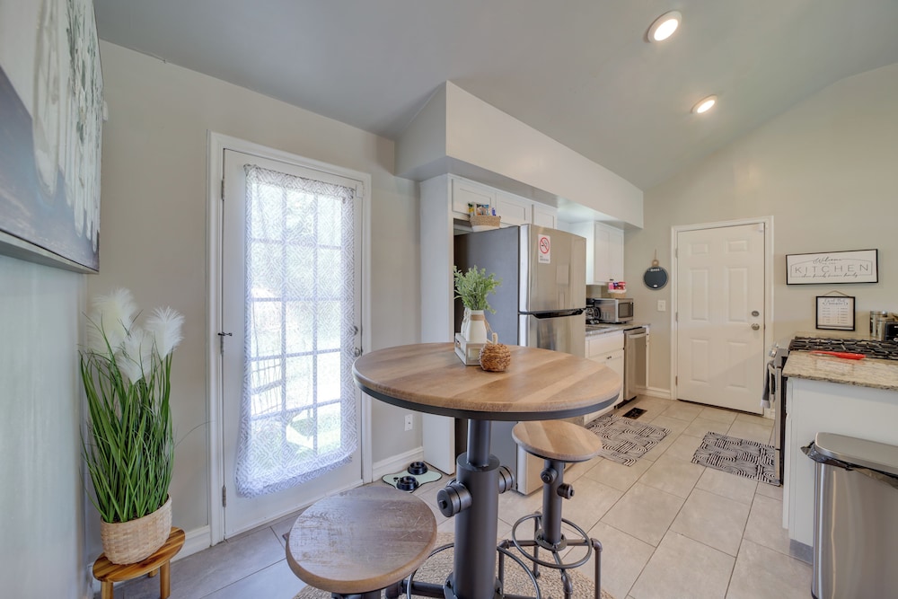 1 Mi to Tulsa Arts District: Home w/ Yard!
