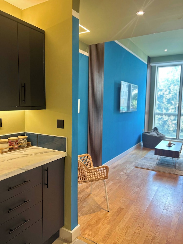 Modern City Blue Apartment Next To The AO Arena Free Parking
