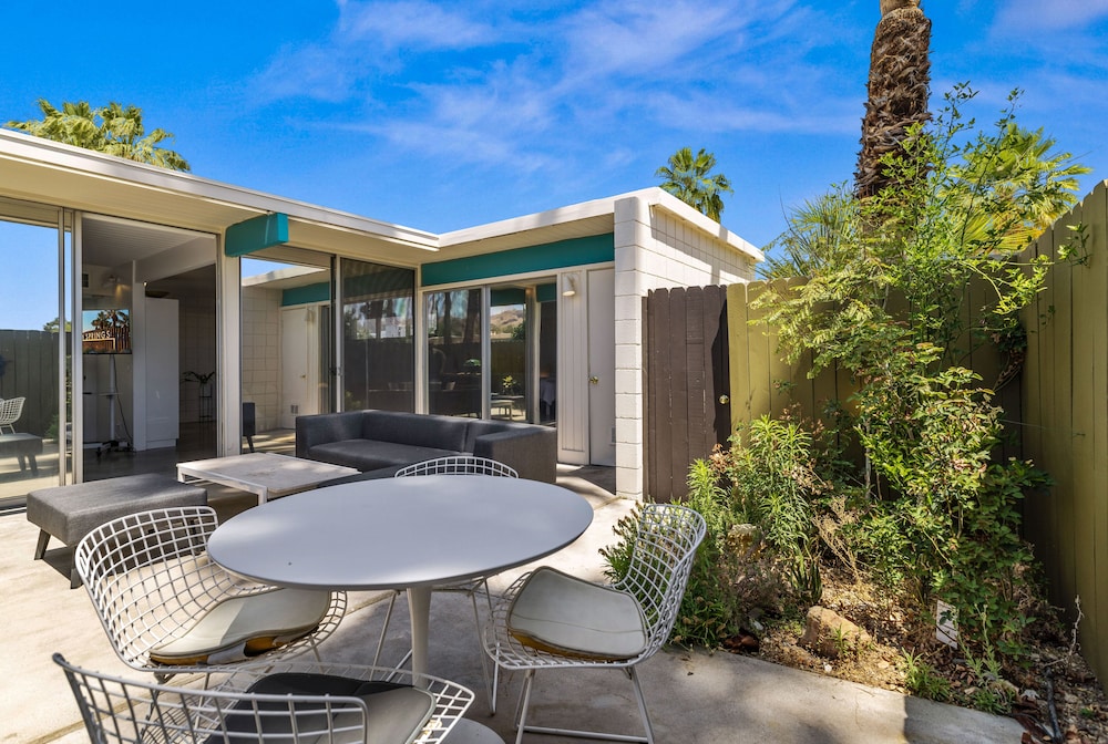 1957 Modern Hideaway