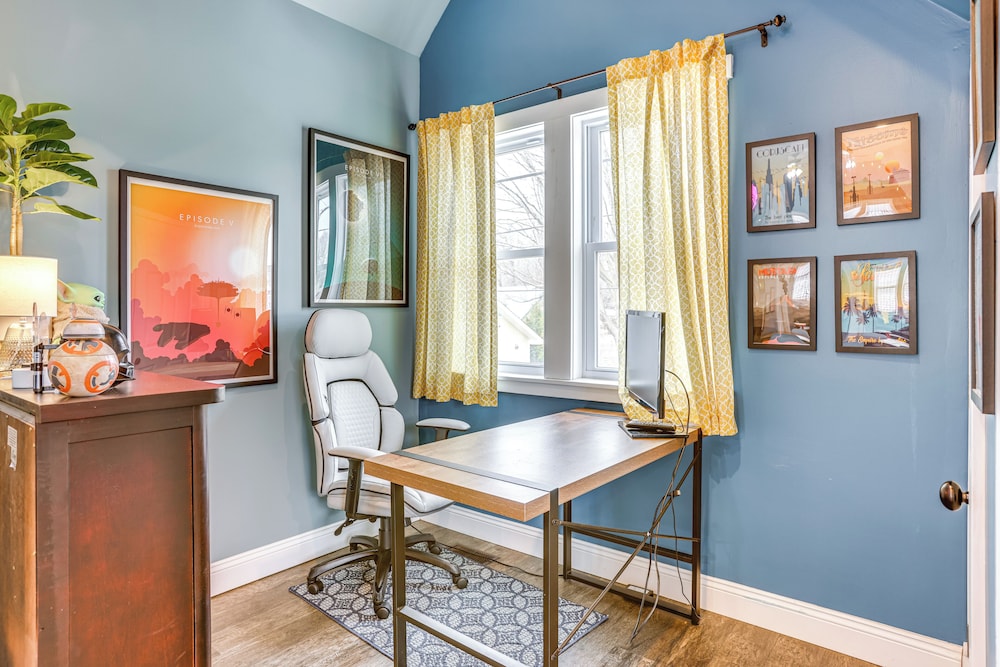 Close to Trails & Town! Artsy Apt in Frankfort