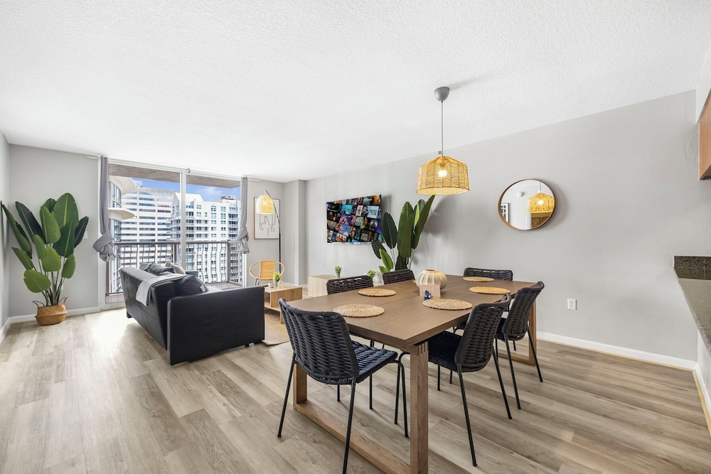 Sky High 31st Floor Condo W Parking