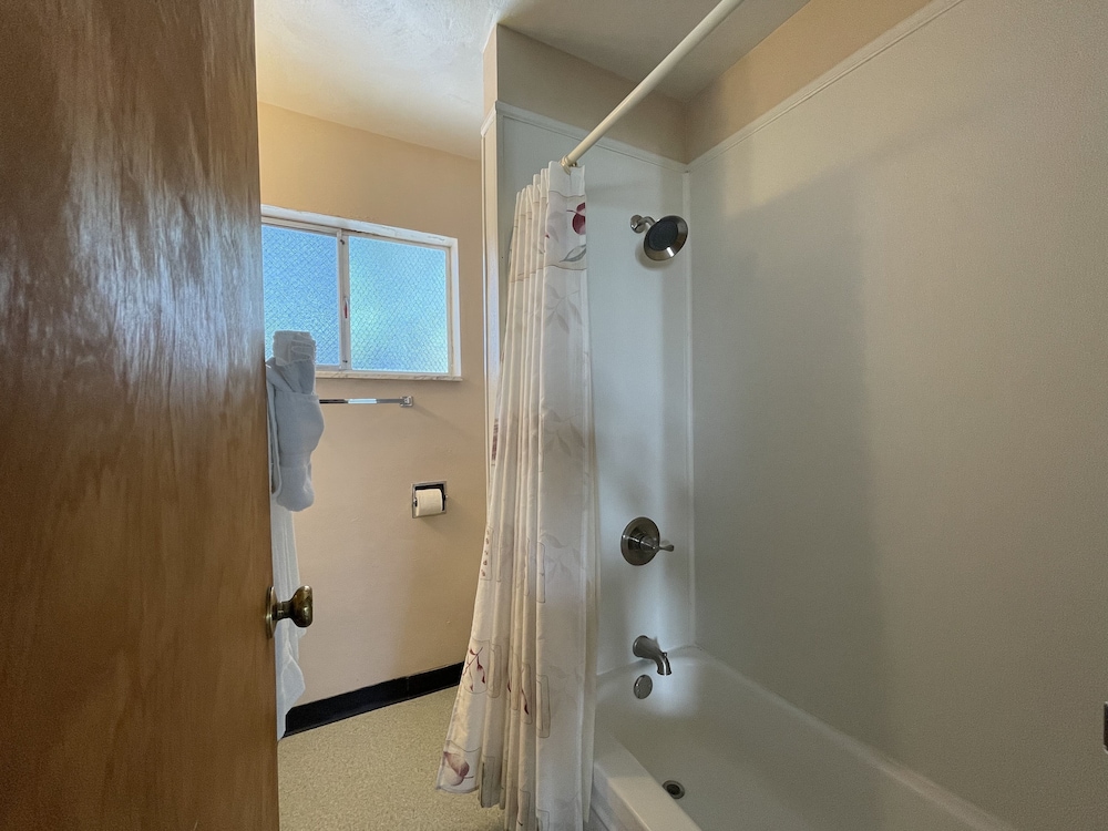 Uncle Toms Cottages - Property Image 10