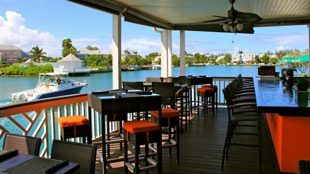 Beautiful Fam-friendly Property w Access to Sandyport Beach Resort