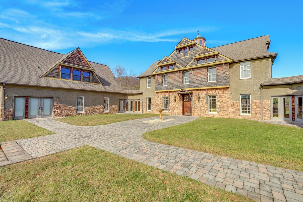 Private Hot Tub: 'bays View Lodge' in Kingsport!