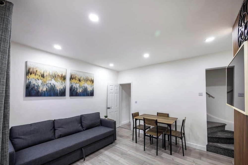 3bedroom 2 Bathroom House-free Parking 5 Beds