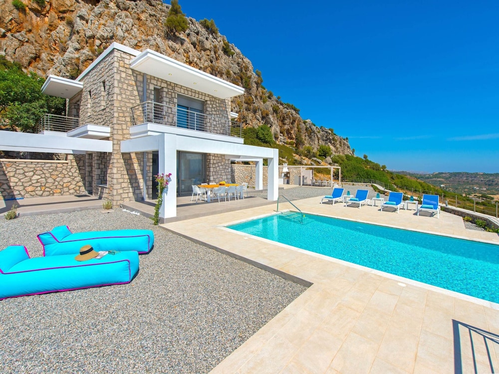 Villa in Rhodes With Infinity Pool photo 3