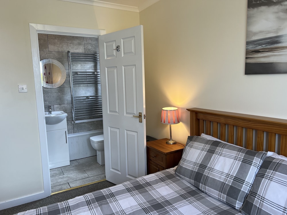 3 Bedroom Bungalow Moelfre- Private Garden,parking view 2