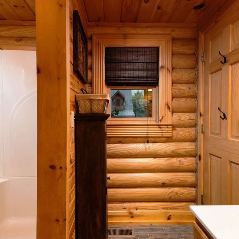 Cozy Upscale Cabin w Fireplace Hot Tub
