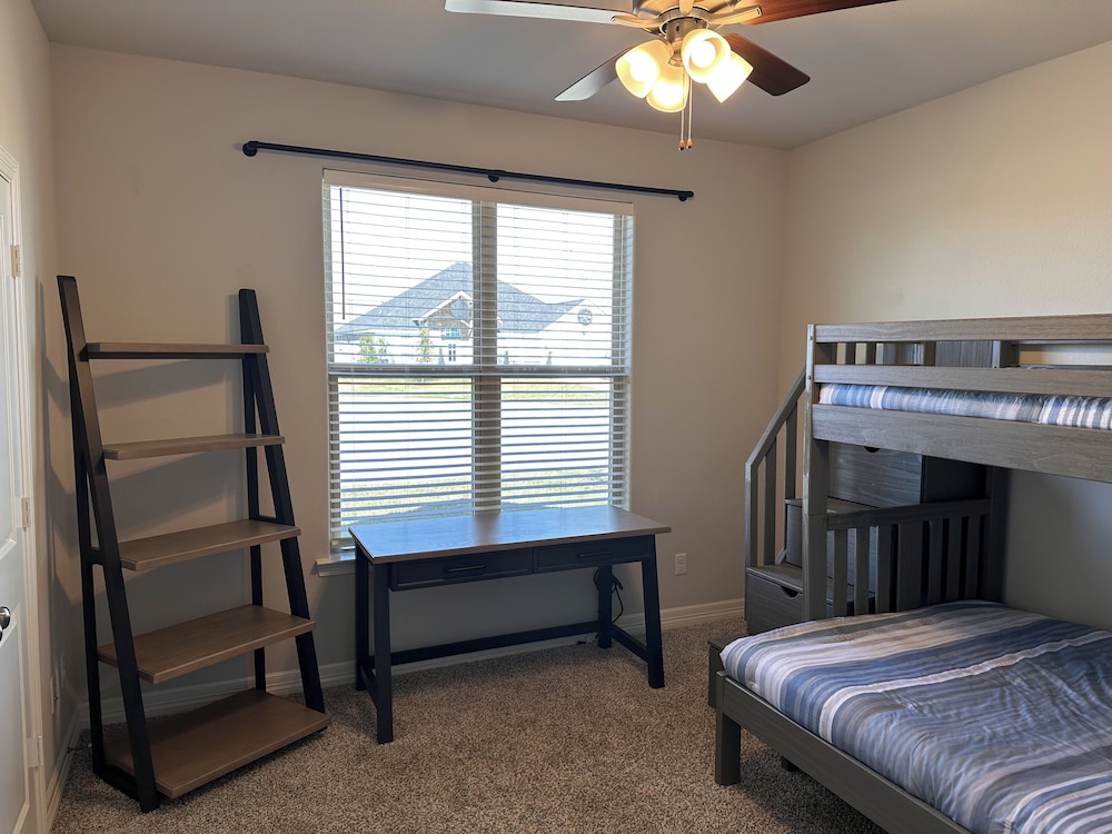 3BR Cozy Home w/ Enclosed Backyard & W/D