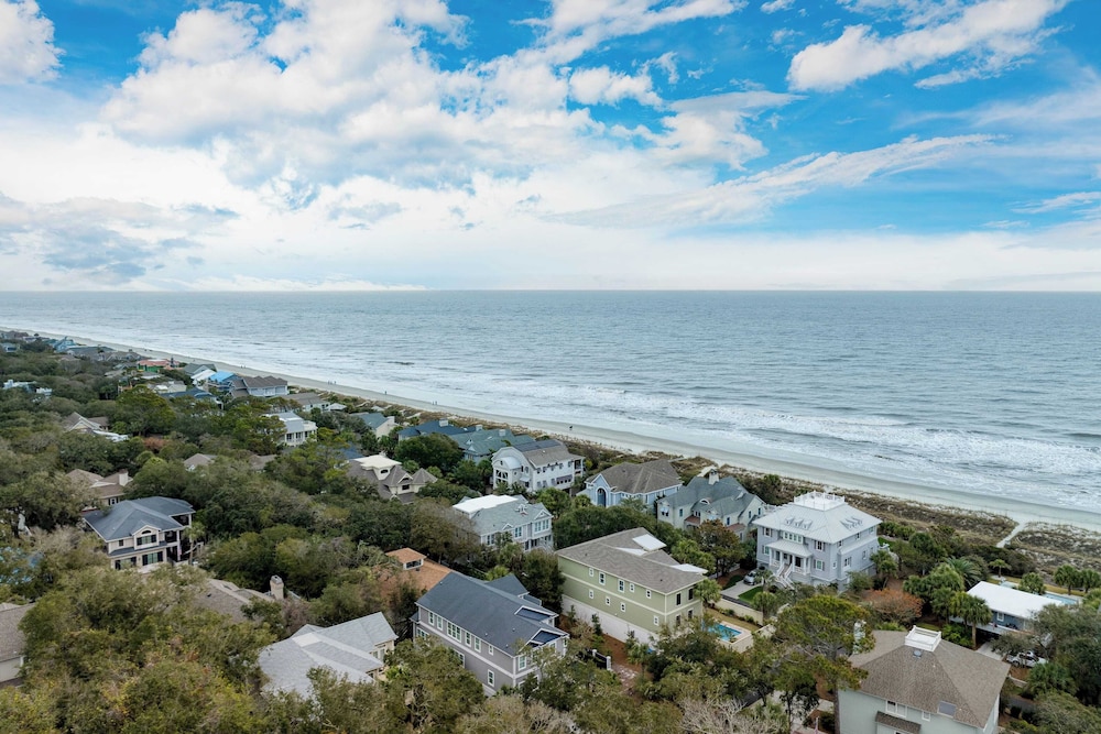 Pink Plume Coastal Escape Near Beach, Private Pool, Grill, & Luxe Interiors