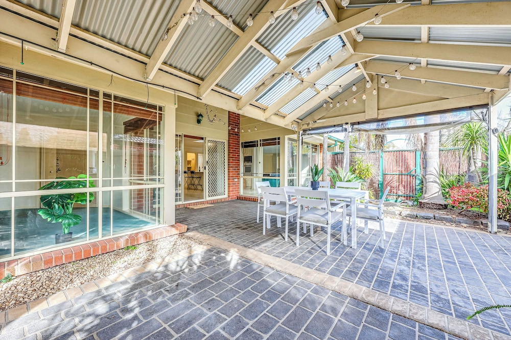 StayAU Family Retreat w/Pool Table in Cranbourne