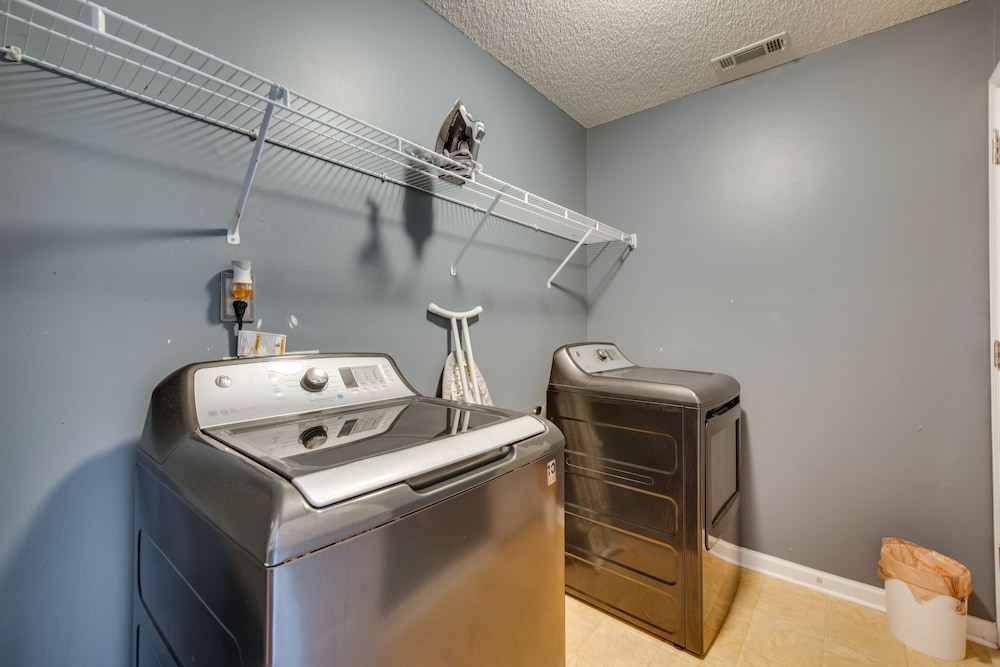 Spacious Fairburn Home: 1 Mi to Cedar Grove Lake! view 2