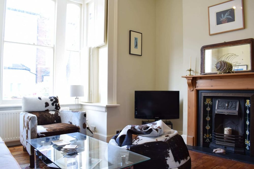Charming 2 Bedroom Home 3 Near Arsenal Station