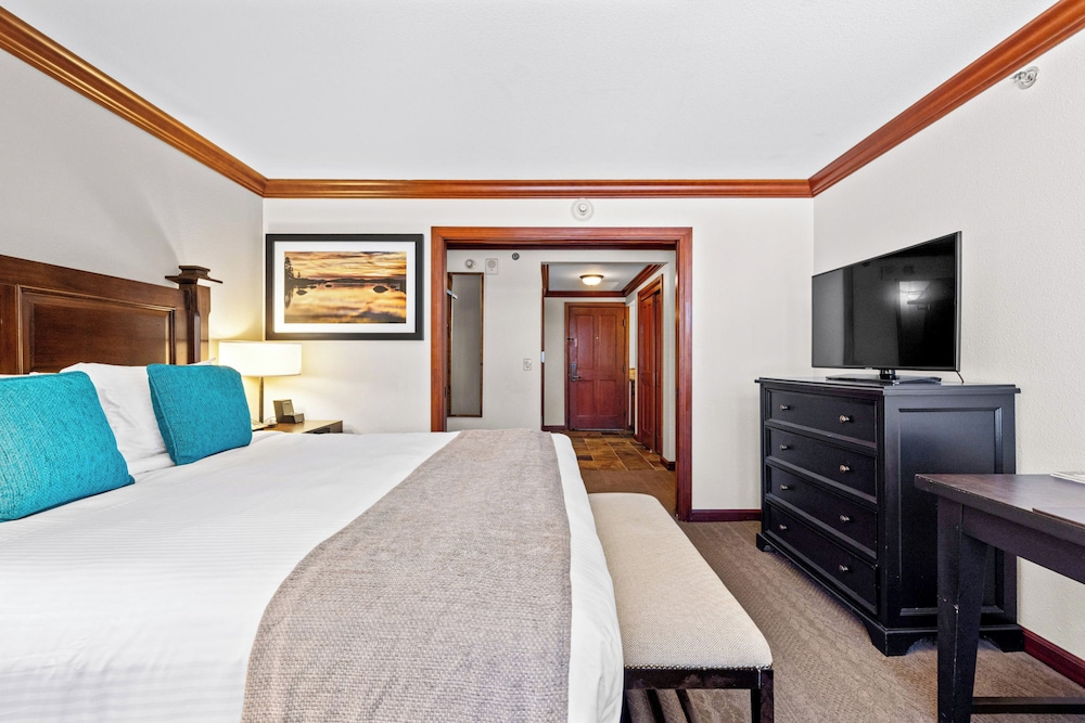 Condo w/ Fireplace & Community Perks
