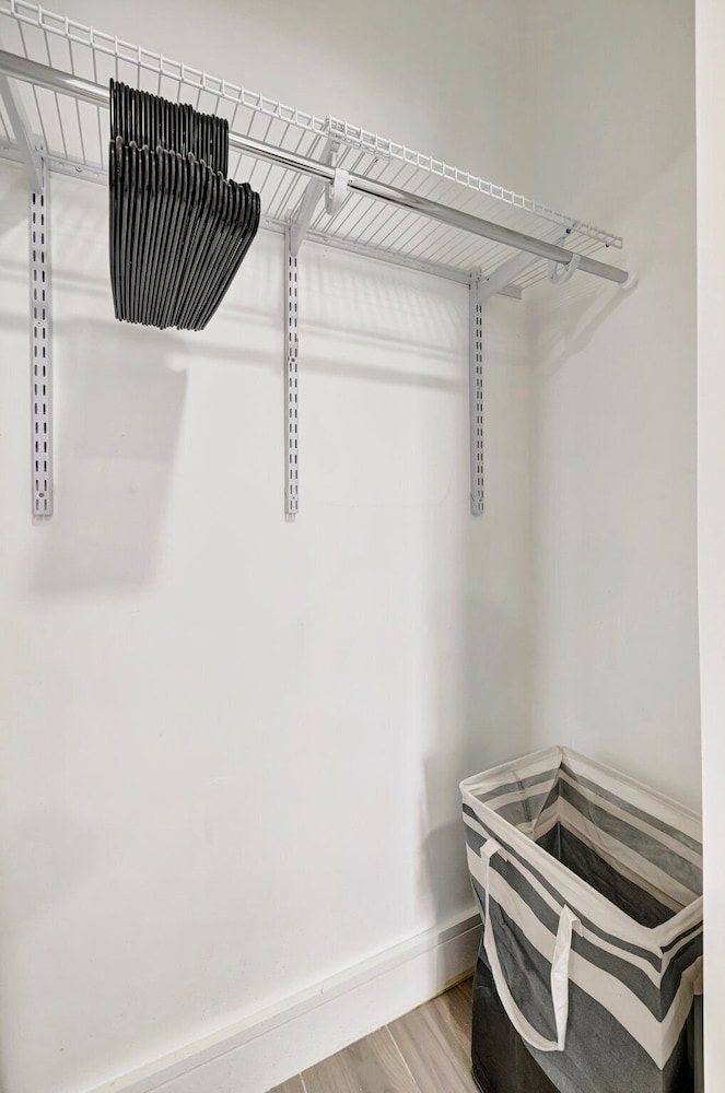 Sophisticated 2BR1BA Short Walk to Beach