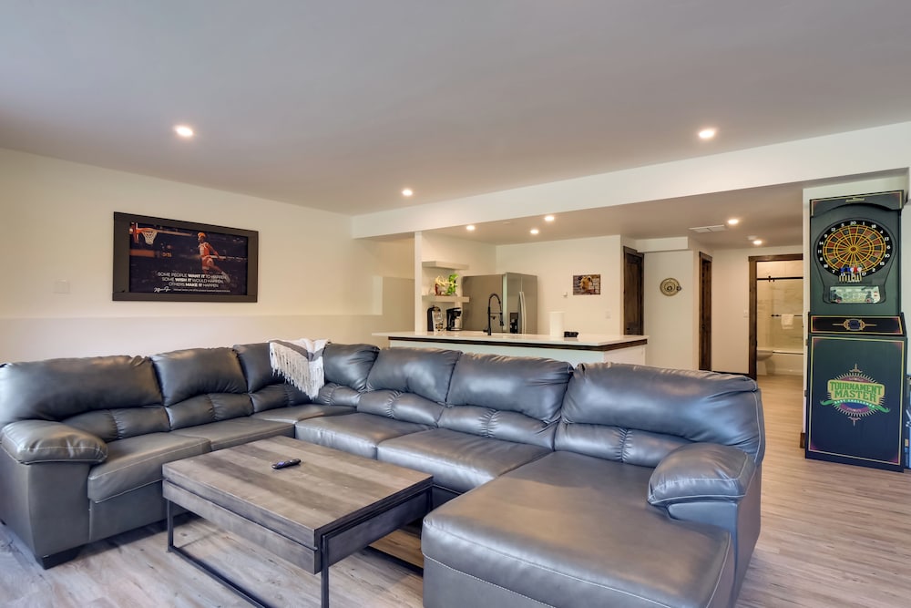 Hot Tub, Pool Table & Fireplaces: Blue River Gem