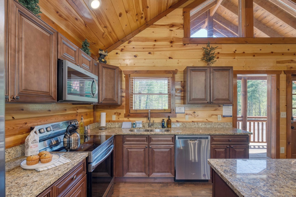 Dolly's Lodge by Avantstay Sleeps 28 - Luxe Smokies Cabin Game Room, Hot Tub, Views, Near Attractions