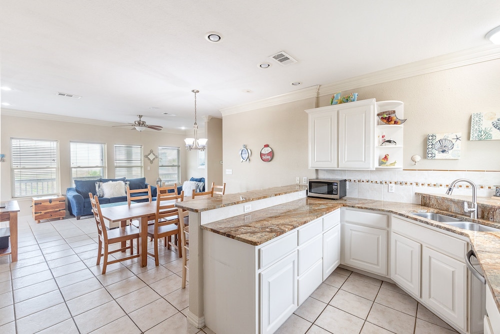 Beach Front Baby Ocean Views, Golf Cart & Pet Friendly!