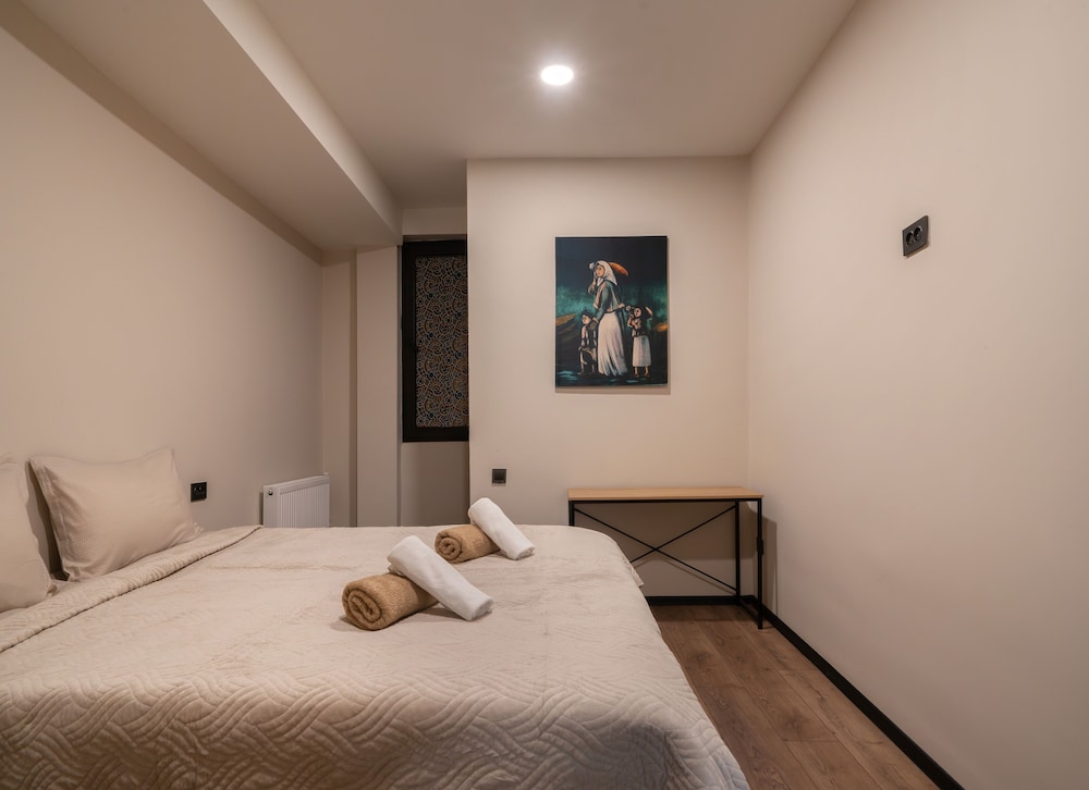 Niabi 4BDR Apartments with billiards