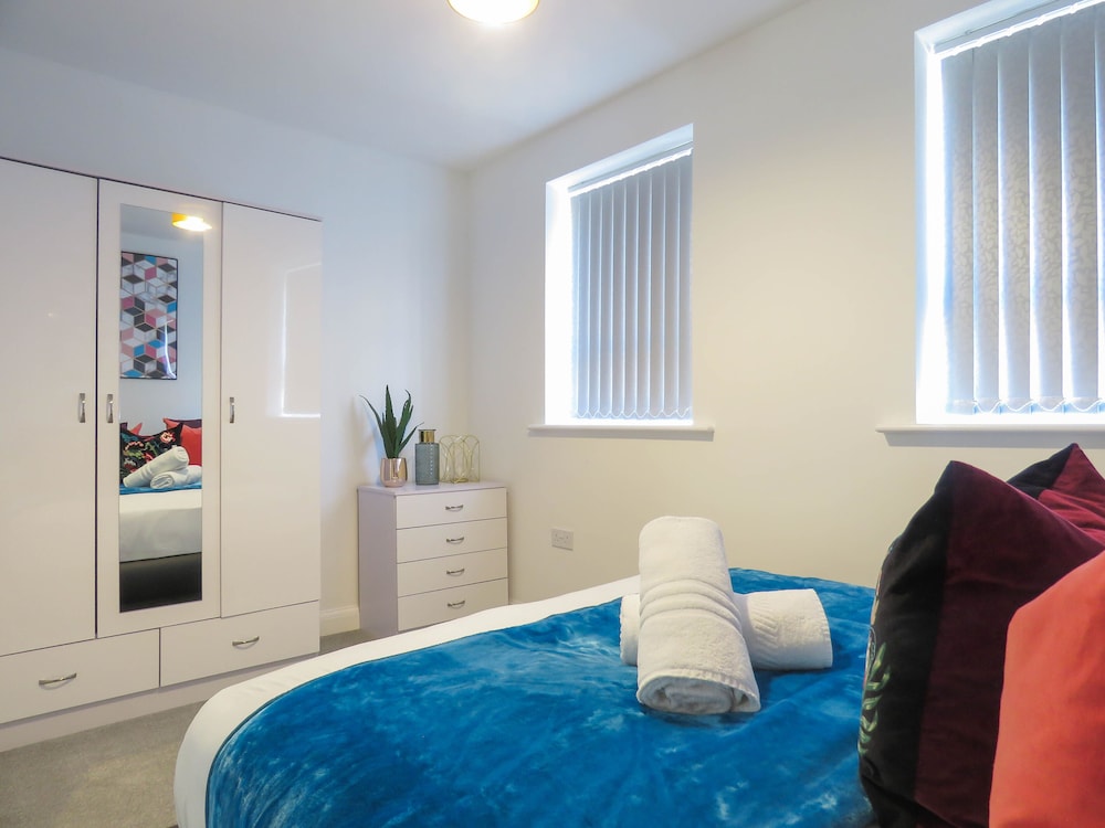 Tudors eSuites Birmingham House Private Garden Free Parking view 5