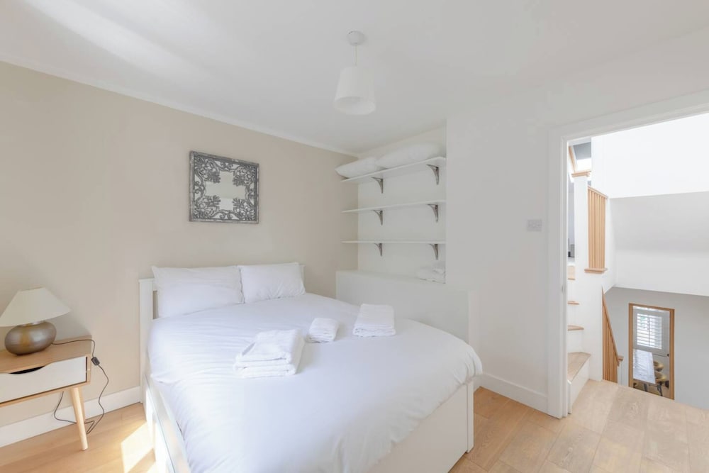 Chic & Contemporary 3BD Flat - Barnes!