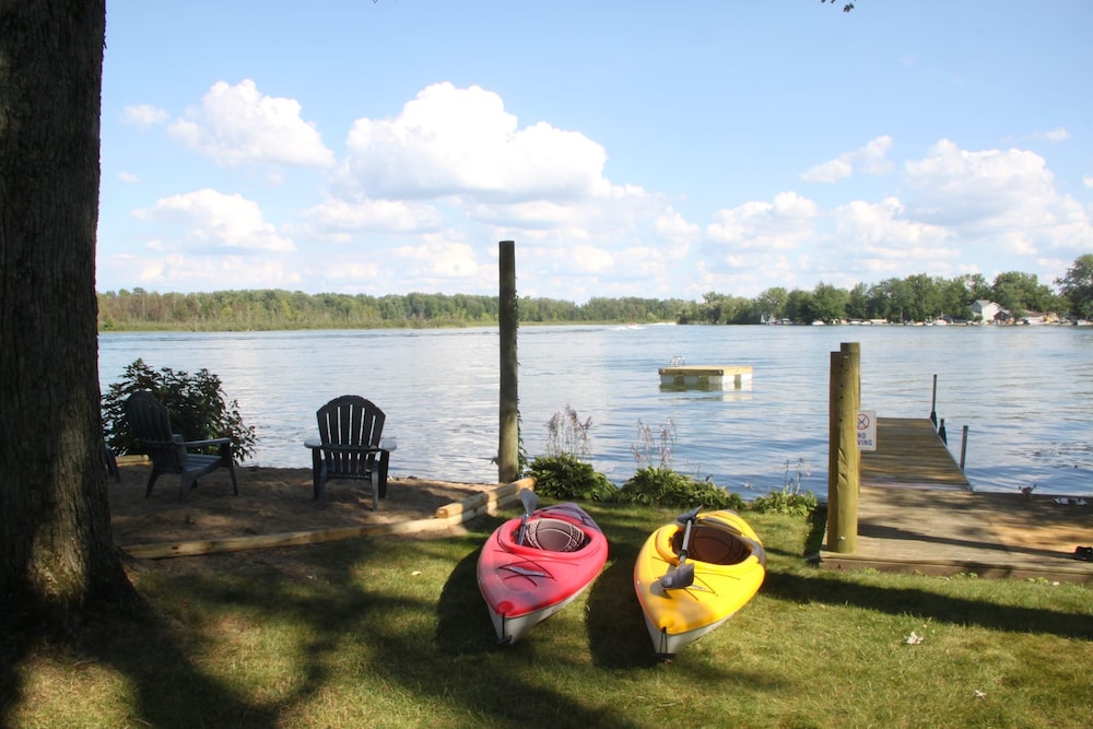 Miner Lake Lakefront Beach Cottage for Family Fun