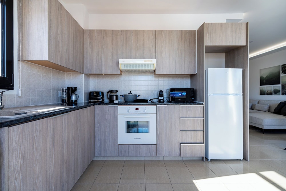 Averna - Breezy 2-BR Apt. in Larnaca