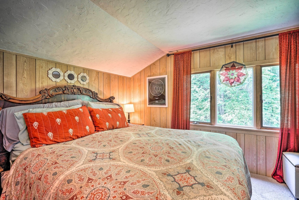 Vibrant Putney Cabin w/ Fire Pit: Hike & Ski!
