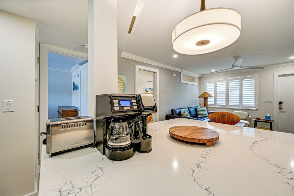 Upscale Naples Condo w/ Pool Access: Walk to Pier!