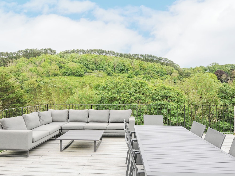 100 Hillside Villas