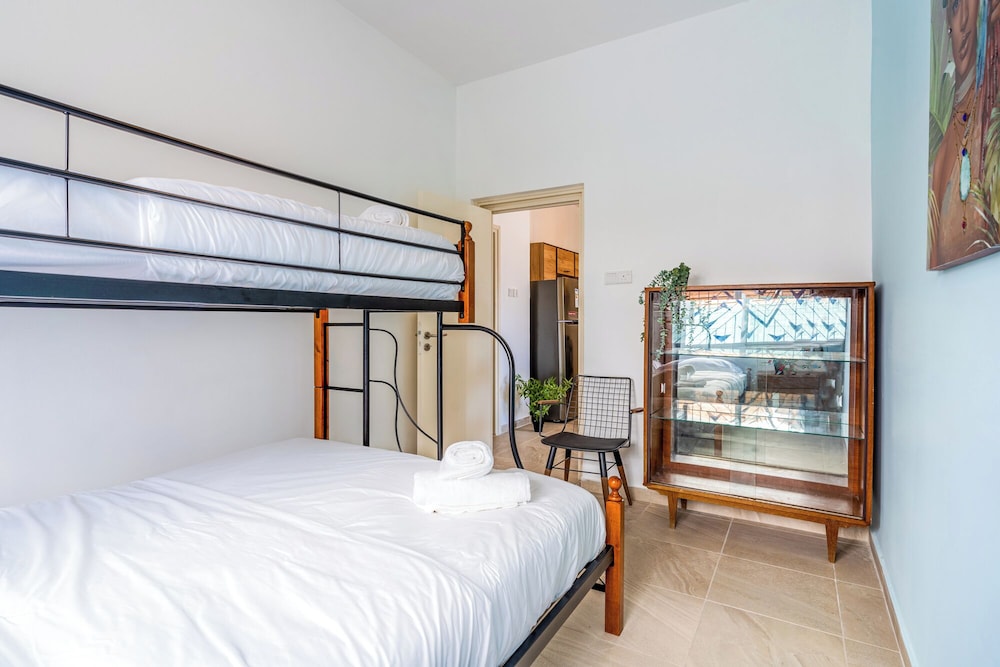 Nala - 2 Bedroom Apt & Patio in Larnaca