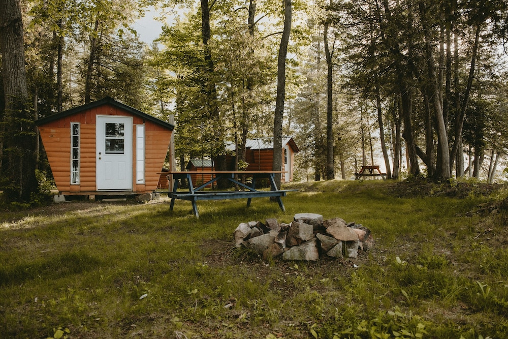 Lakepoint Cottage Resort