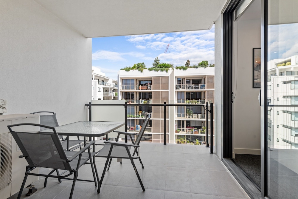 Stylish West End Stay With Rooftop Pool & BBQ