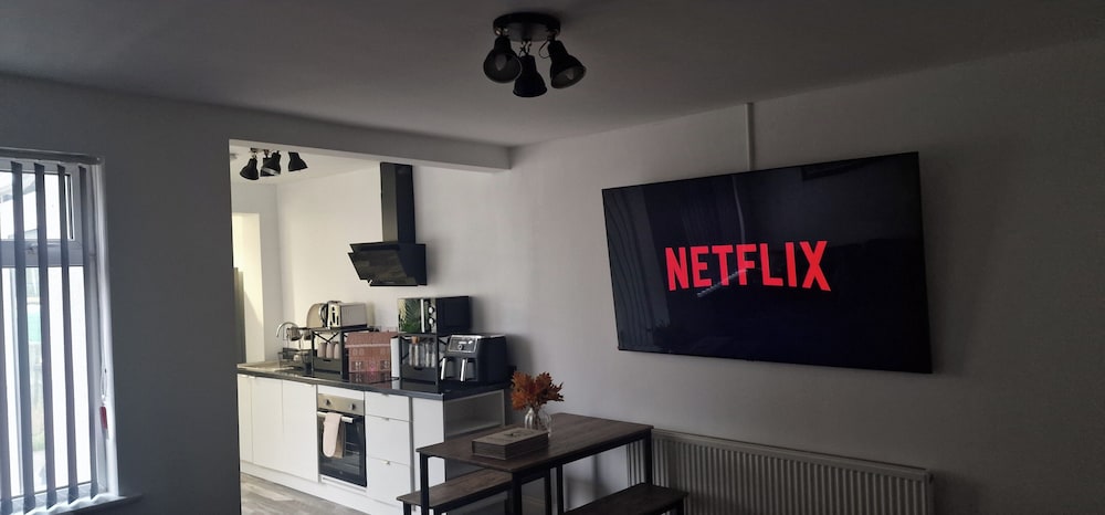 Ashfield House by Cyber Living - Modern Stay!