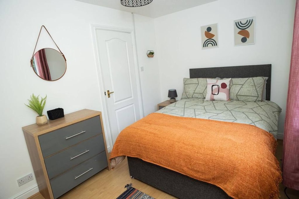 Lovely 2bedroom Home in Haydock With Free Parking