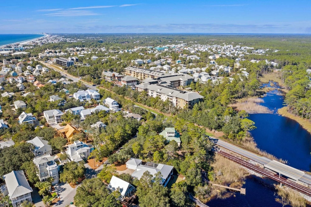 Salty Air & Blue Mountain Flair 3BR Condo w/ Pool, Balcony & Beach Access!