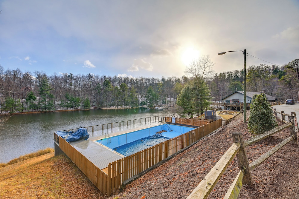 Blue Ridge Mountains Cabin w/ Community Perks!