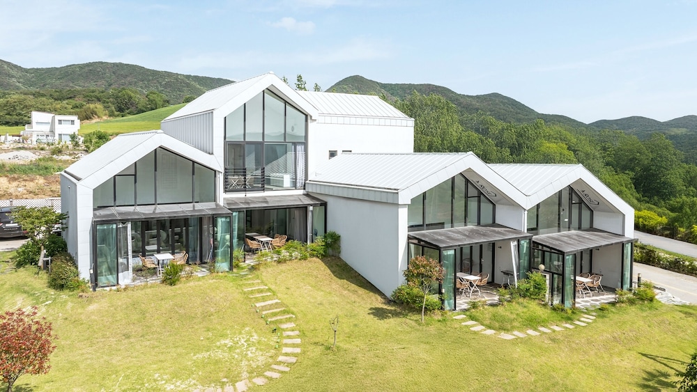 Gyeongju Rose Breeze Pool Villa Pension