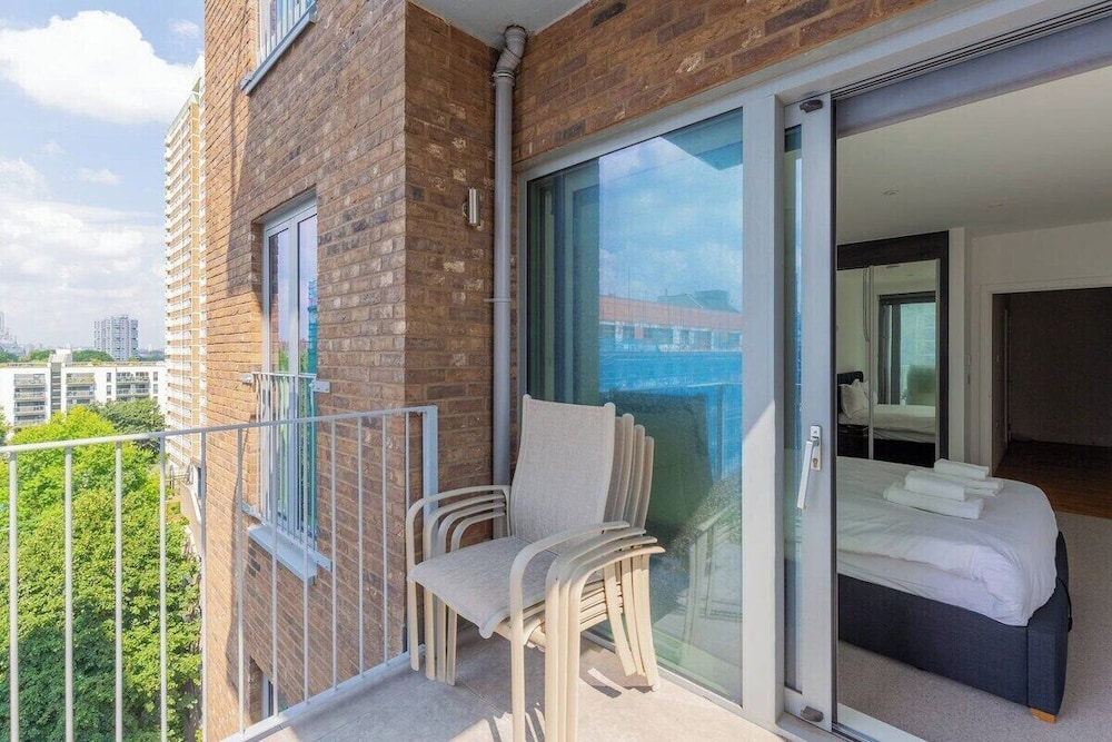 Stylish 2 Bed Flat in Battersea - Private Balcony photo 2