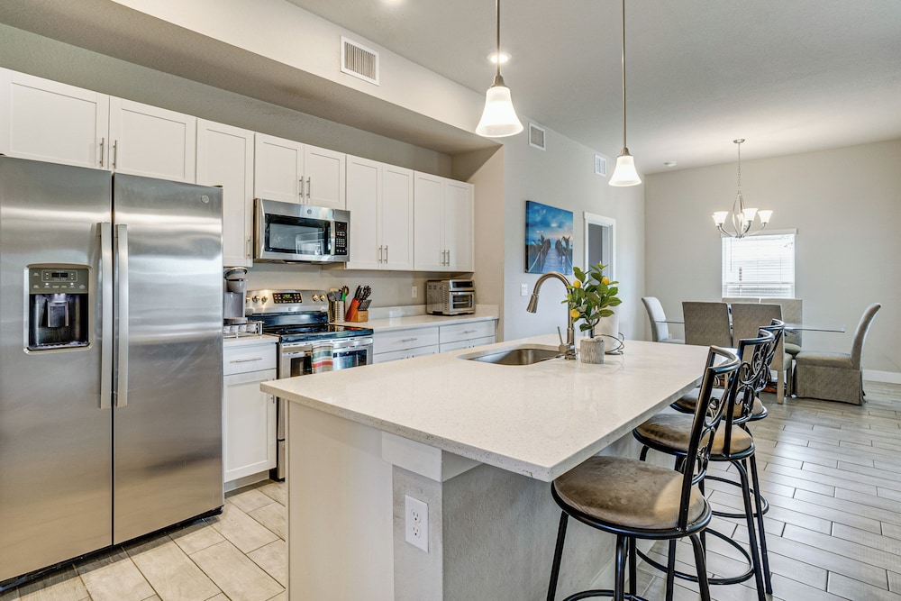 Golf, Shop & Beach-hop: Port Charlotte Gem w/ Yard