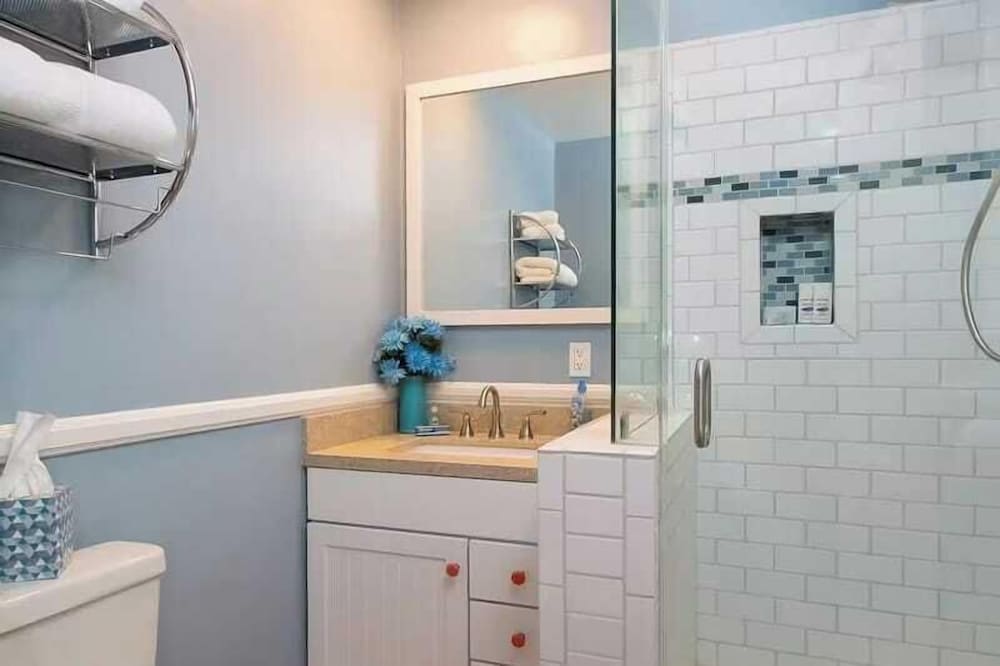 Sleeps 18 Dock, Walk to Beach, Balboa Fun Zone & Dining Edgewater Place