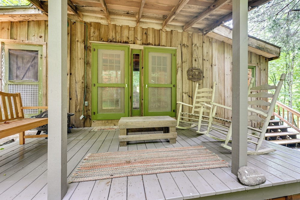 Trail Access & Tranquil Setting: Franklin Retreat!