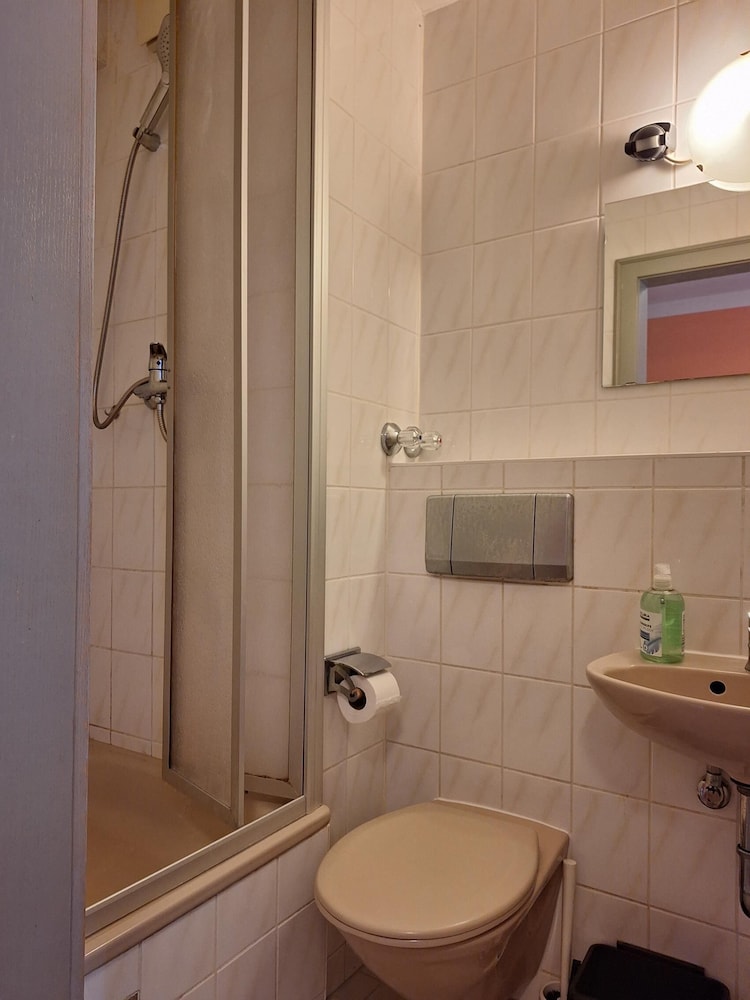 2-Rent Group Hostel Rooms AUB162