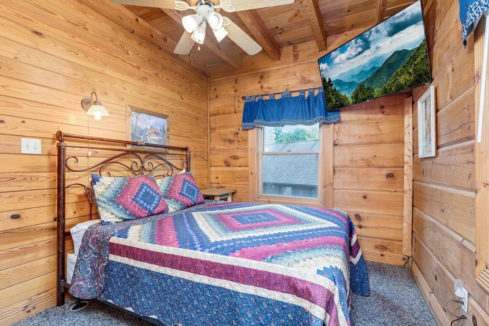 Er81 - Family Making Memories 3 Bedroom Cabin by RedAwning view 2
