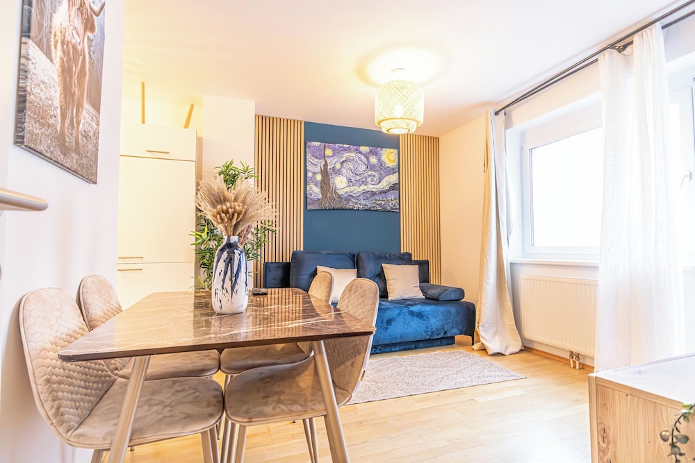 9 Min Metro City Center 1BR 1LR Balcony