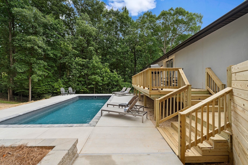 Fireside Fun by Avantstay Sleeps 18 Waterfront Pool