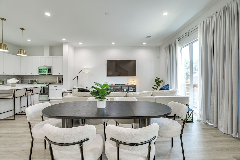 Townhome 2 Mi to Hermann Park, Zoo & Museums!