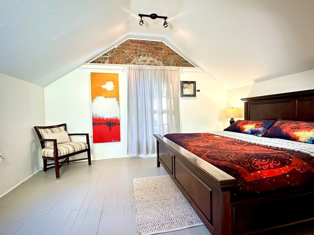Amazing Historic 1800s Carriage House