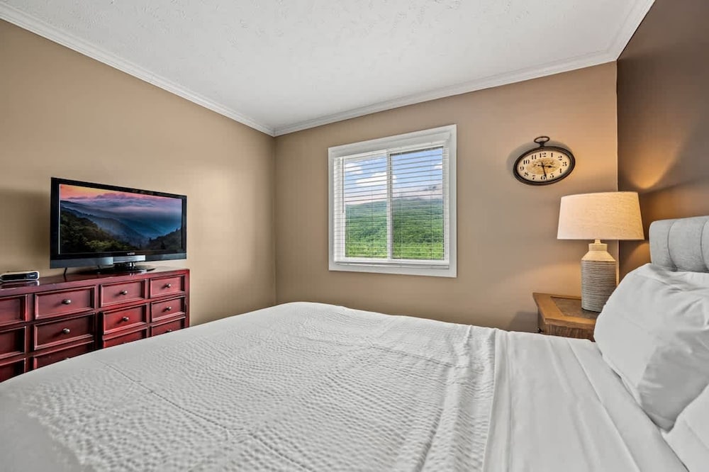 Sleeps 6 Pool Playground Mountain Views Hot Tub